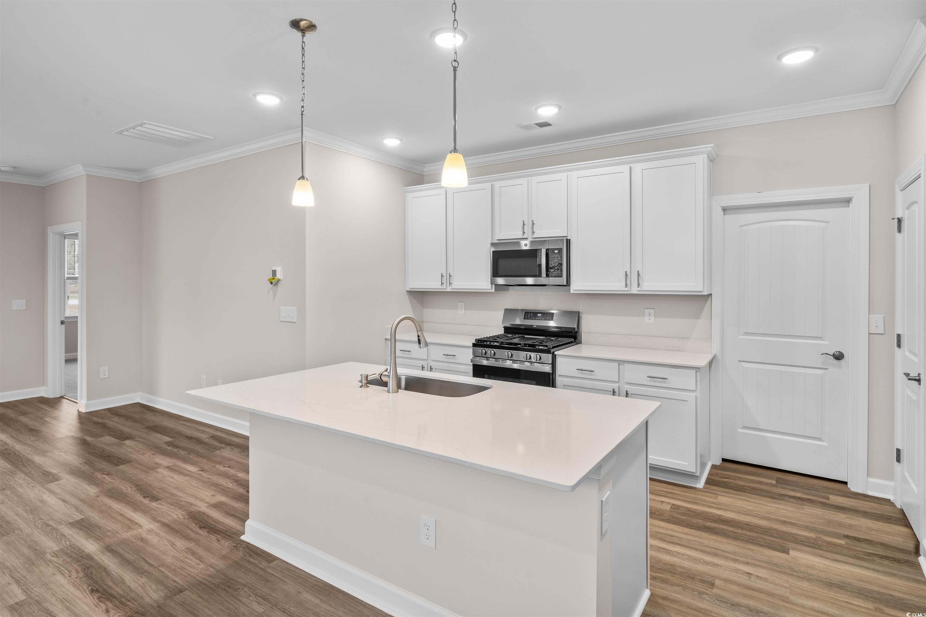 Image 2: Kitchen with appliances with stainless steel finis Image 2: Kitchen with appliances with stainless steel finis
