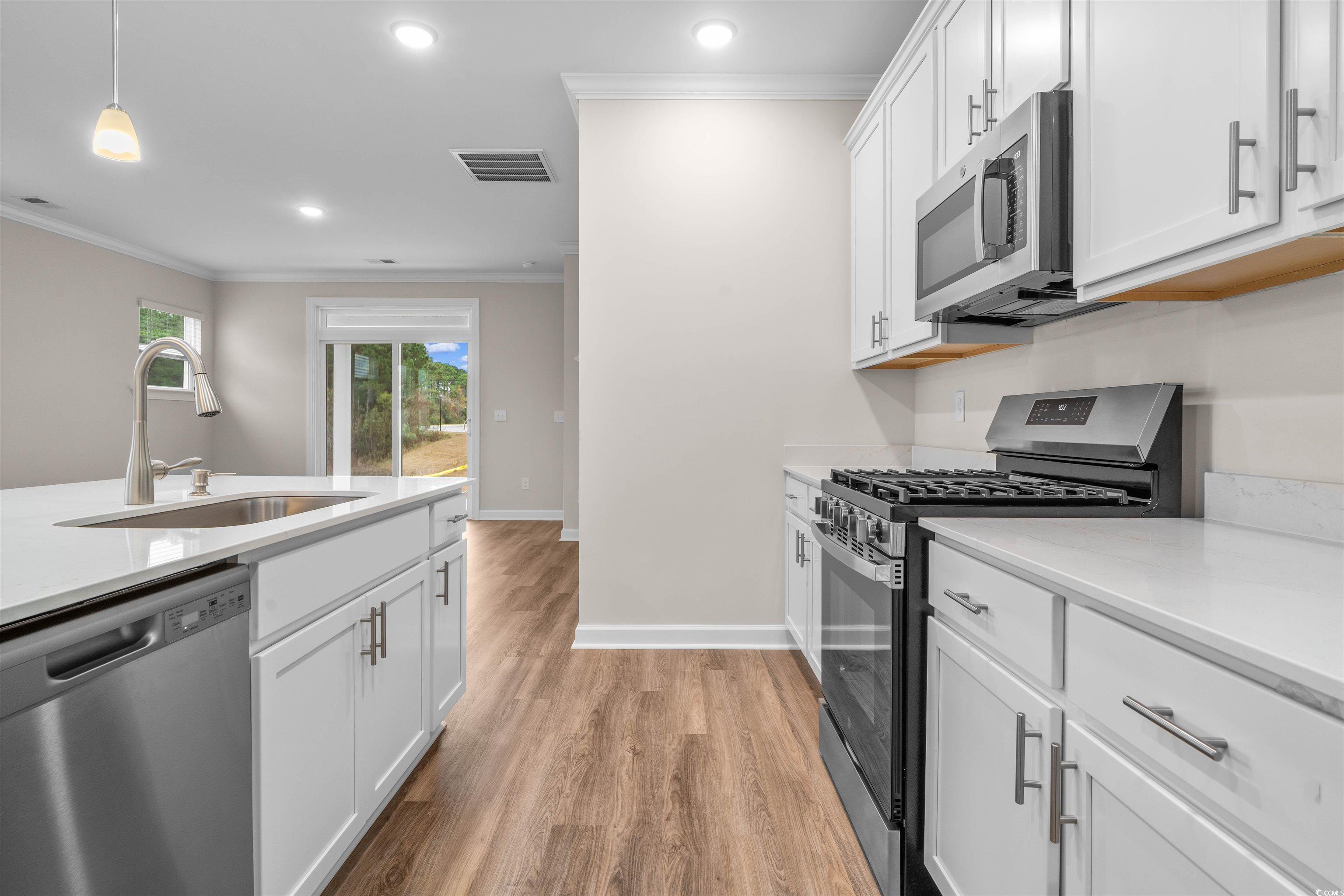 Image 3: Kitchen with stainless steel appliances, white cab Image 3: Kitchen with stainless steel appliances, white cab