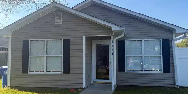 1613 Stuart Square Circle