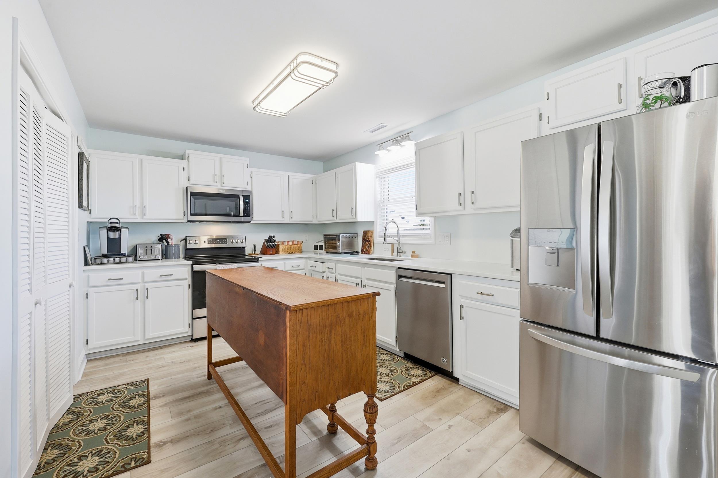 Image 3: Kitchen with appliances with stainless steel finis Image 3: Kitchen with appliances with stainless steel finis