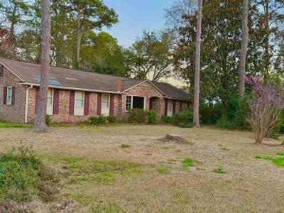 5620 Country Club Dr.