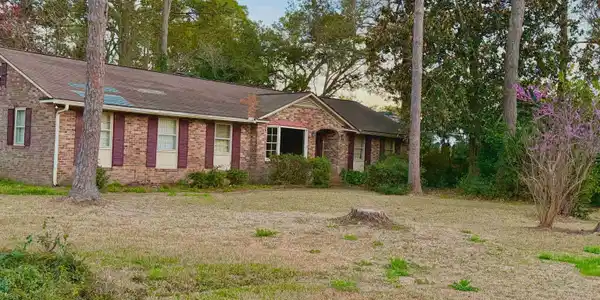 5620 Country Club Dr.