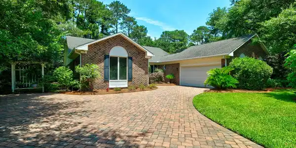 466 Country Club Dr.