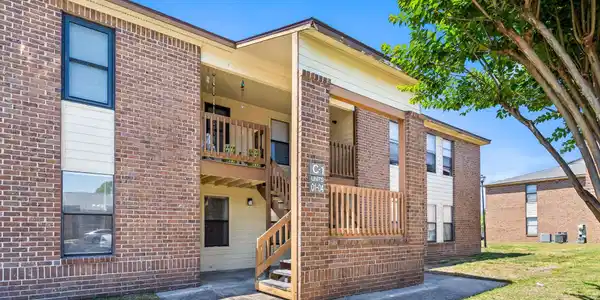 2005 Greens Blvd.