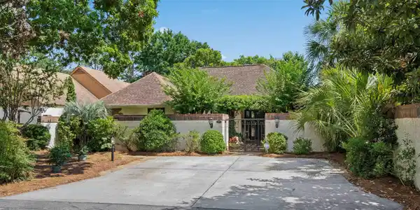 7 Valencia Circle