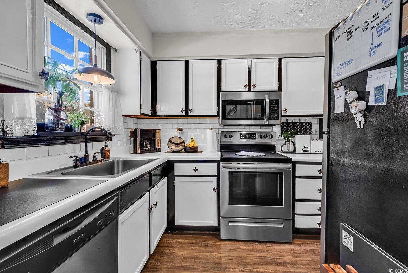 Image 4: Kitchen with appliances with stainless steel finis Image 4: Kitchen with appliances with stainless steel finis