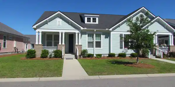 1016 Longwood Bluffs Circle