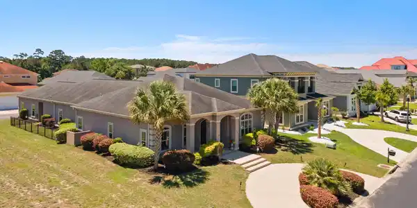 809 Bluffview Dr.