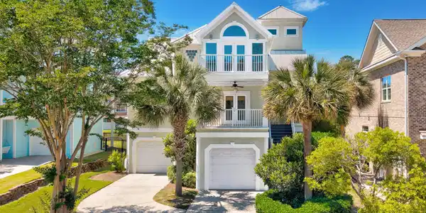 1011 Clubhouse Dr.