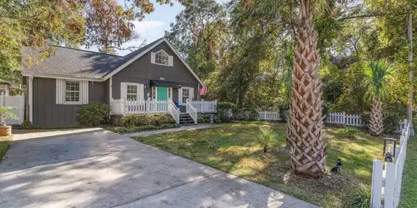 1013 Hickory Dr.