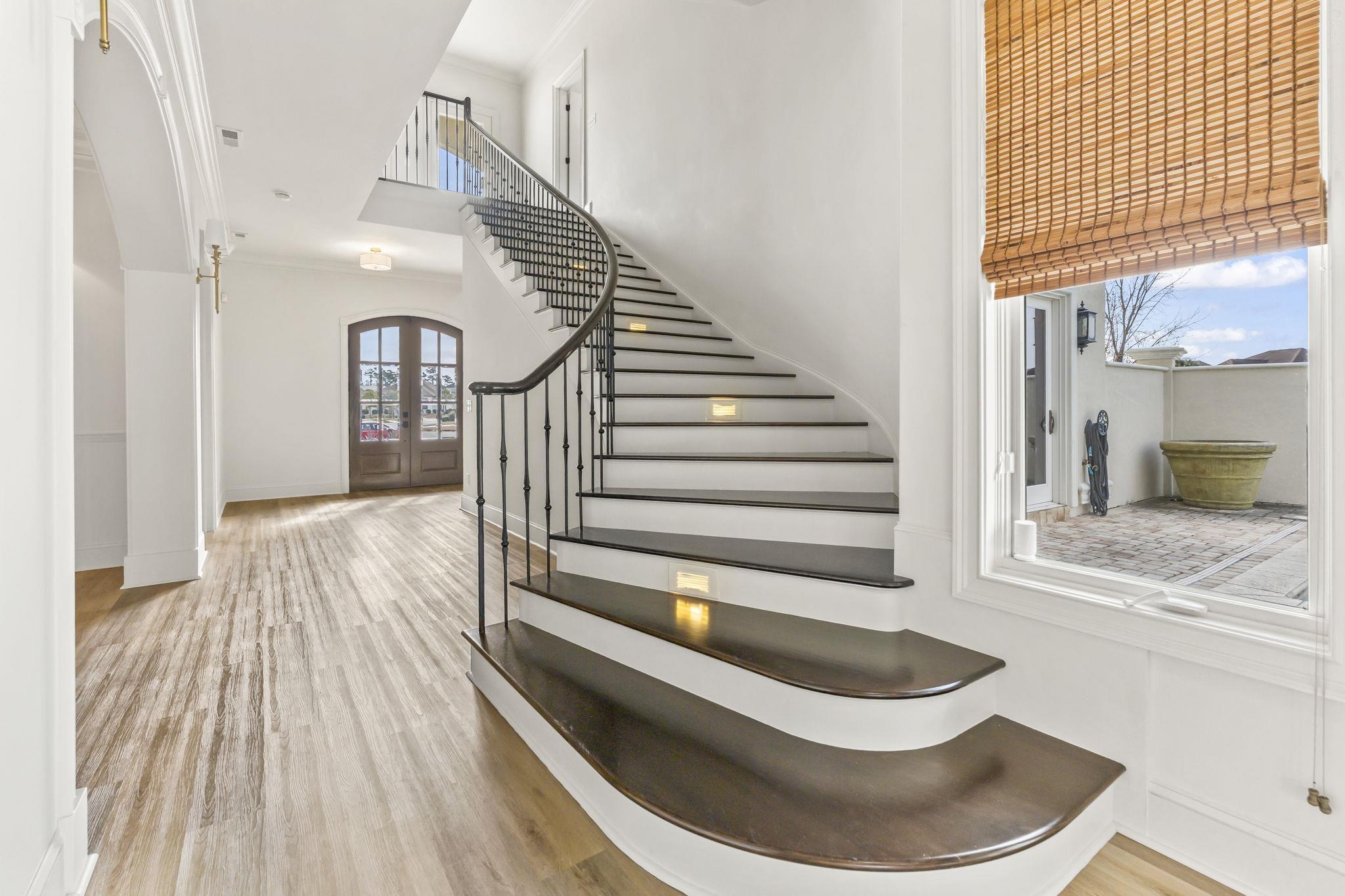 Image 3: Main entrance with staircase