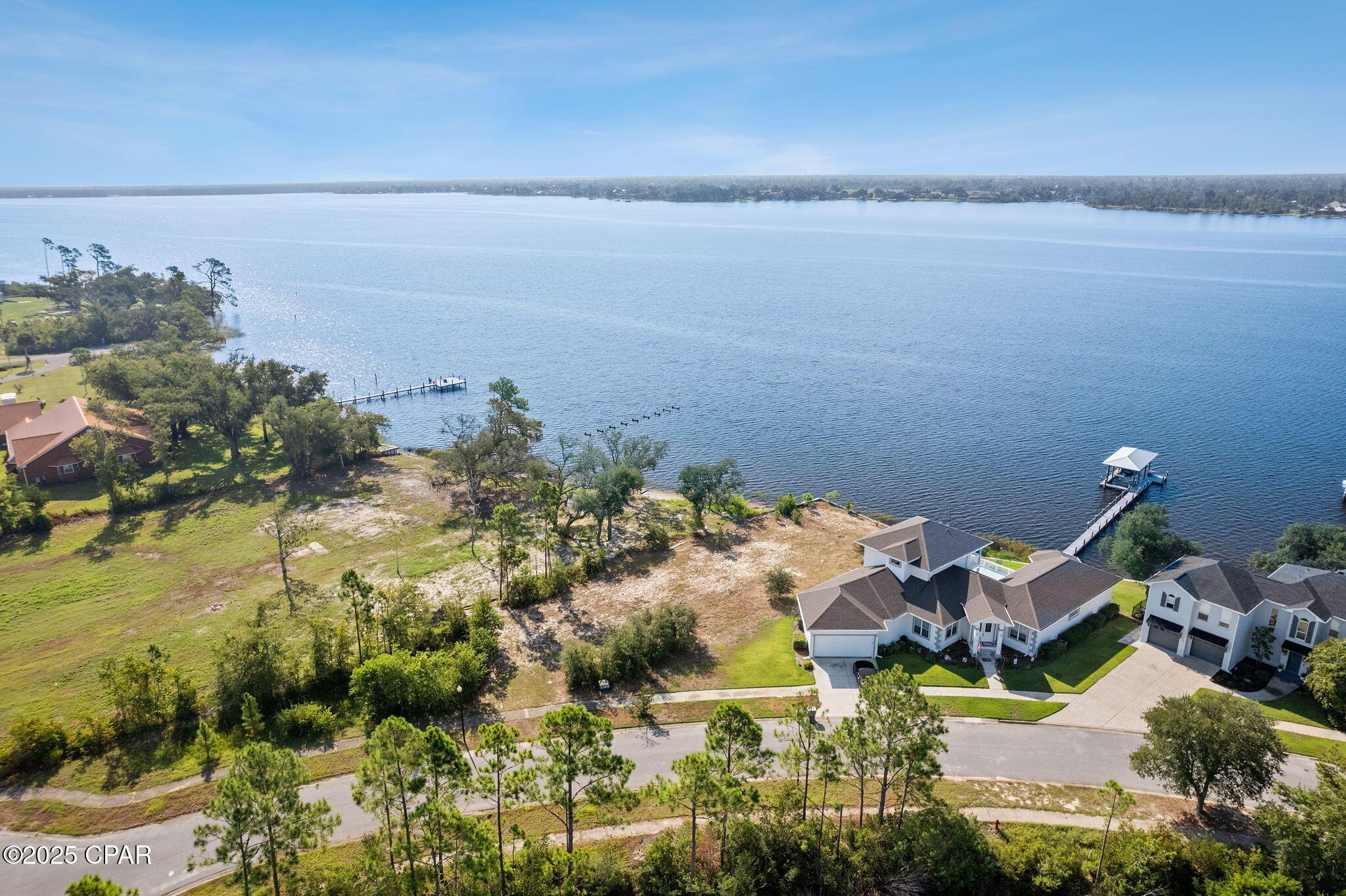 Image 4: Water/lot view
