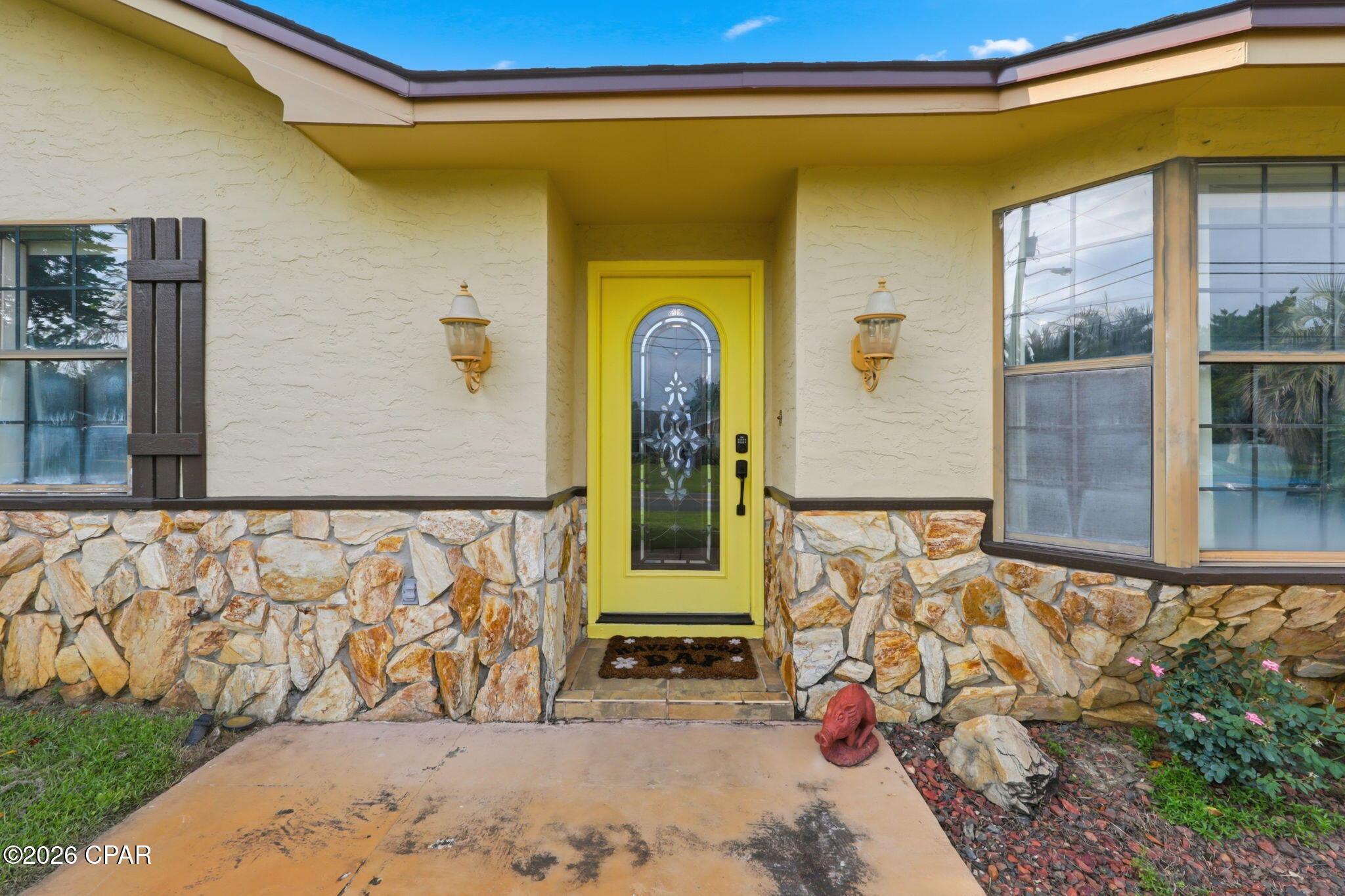 Image 3: 67-web-or-mls-914-venetian-way