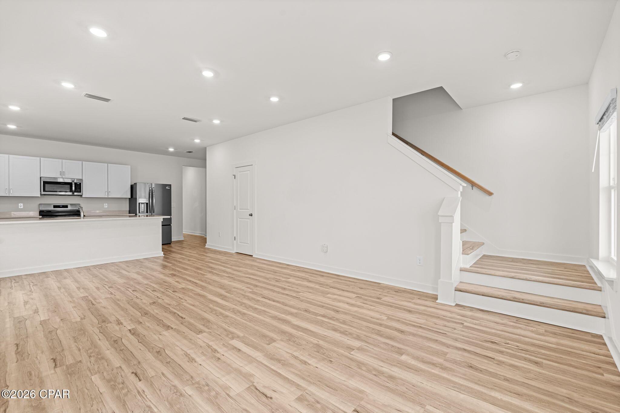 Image 4: 8-web-or-mls-2319 Discovery Loop-20