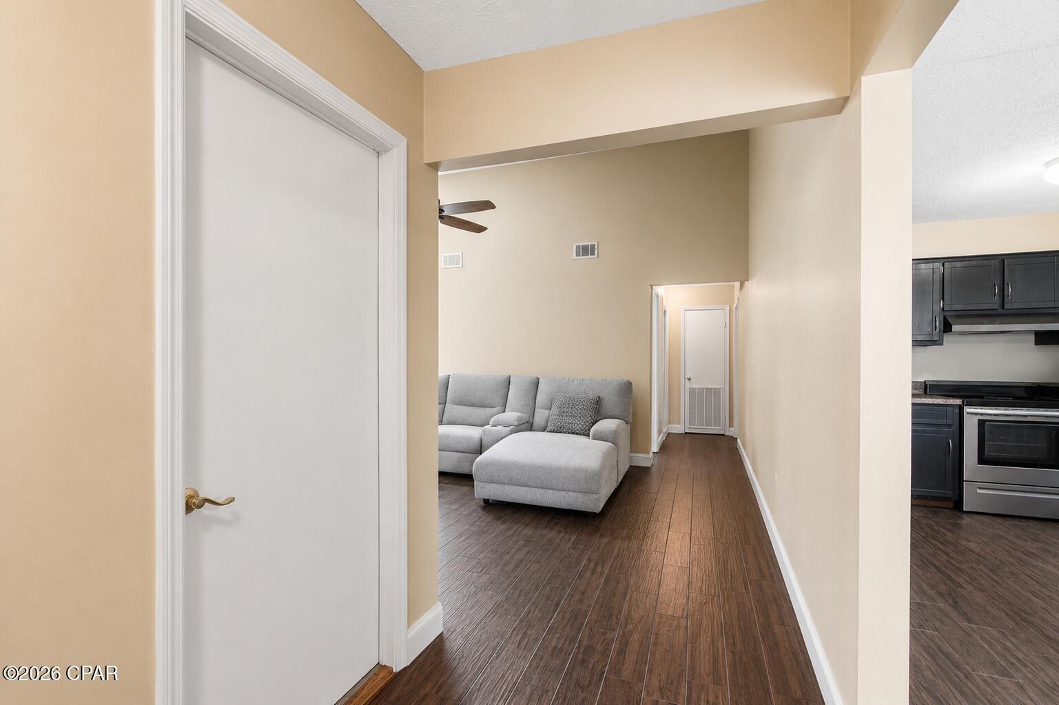 Image 4: Entryway Nicole