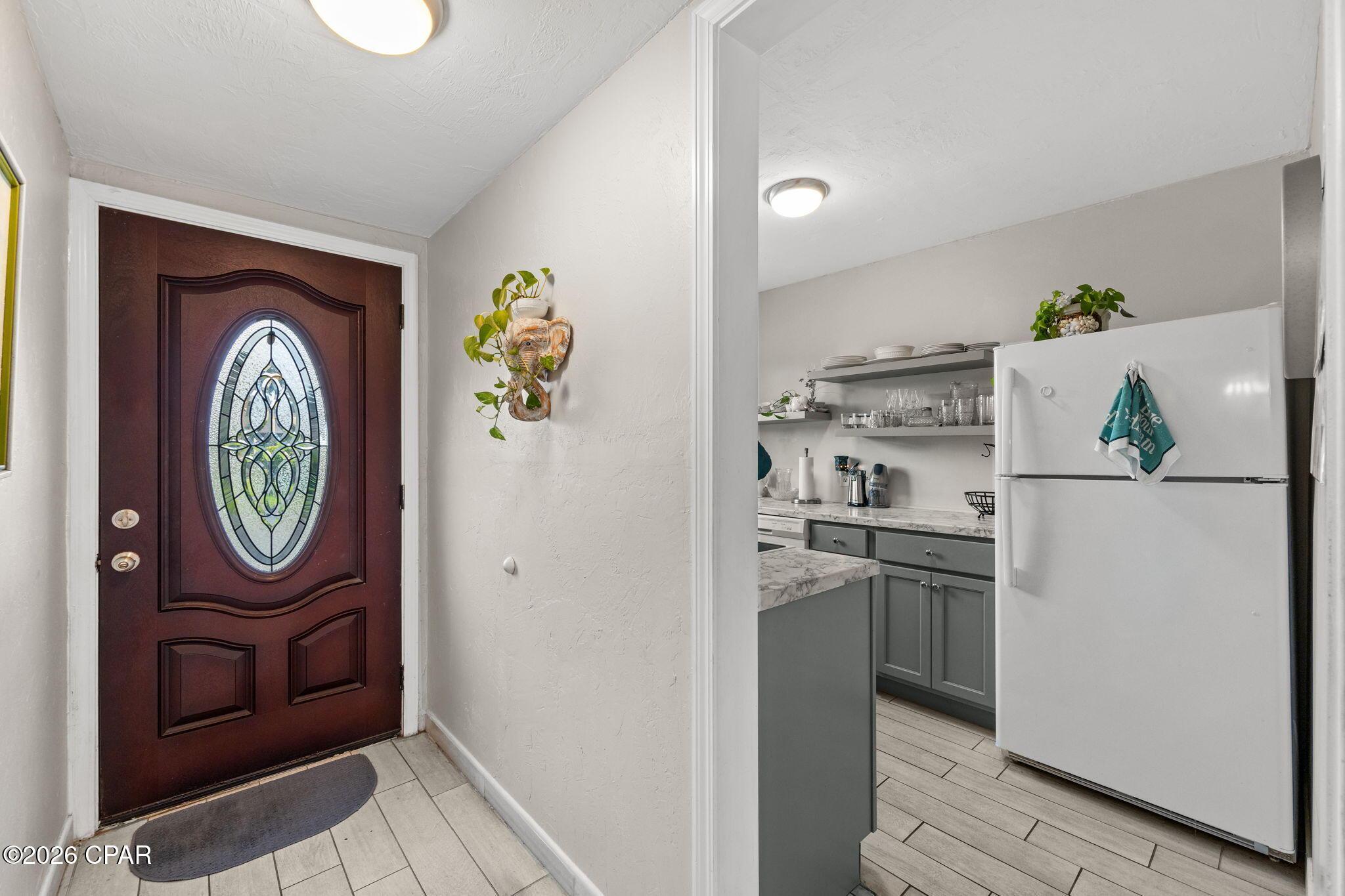 Image 3: Foyer Entry