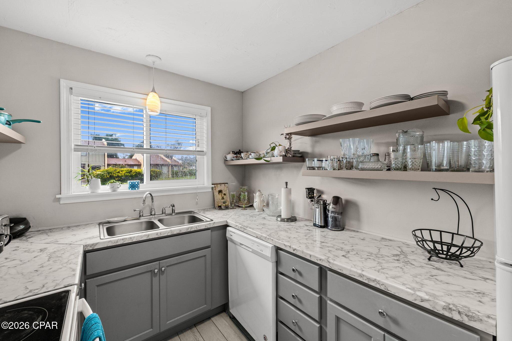 Image 4: Kitchen