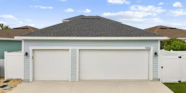 Image 3: Garage
