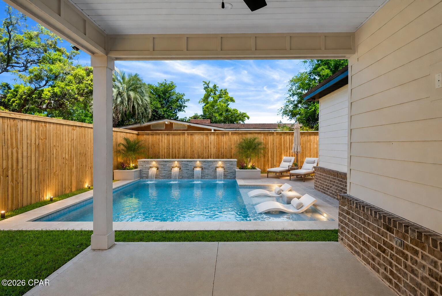 Image 2: Pool