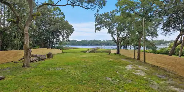 Image 4: lot 1