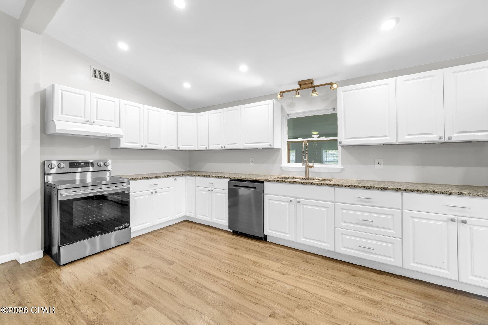 Image 3: Completly Remodeled Kitchen