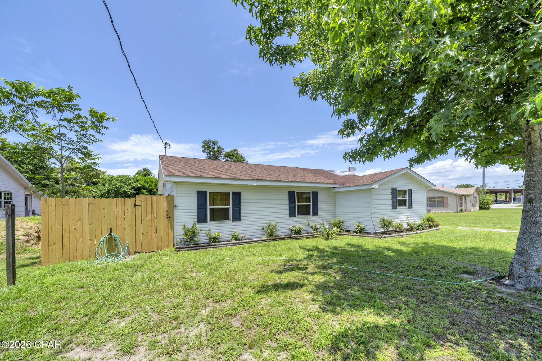 Image 4: Fenced in yard