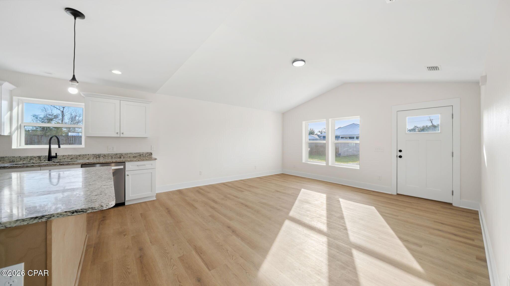 Image 4: 25-web-or-mls-DSC05958