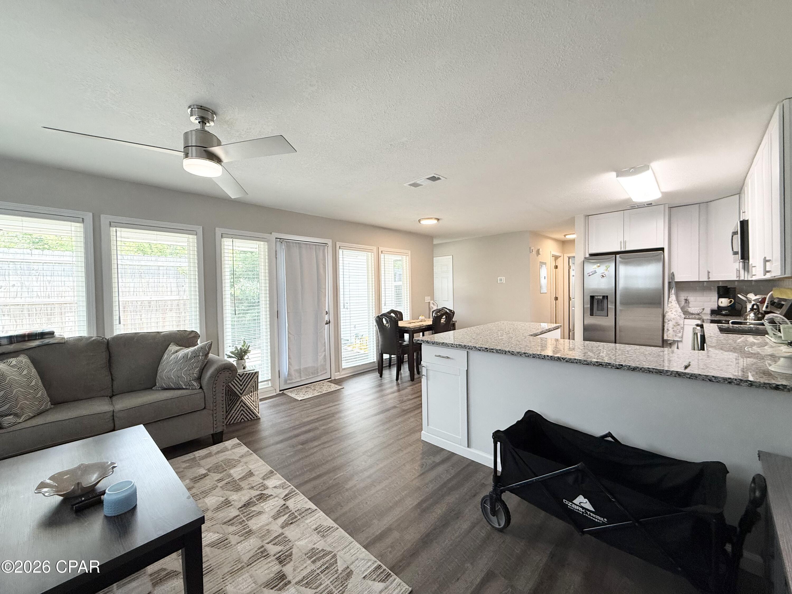 Image 3: 832 Premier Dr