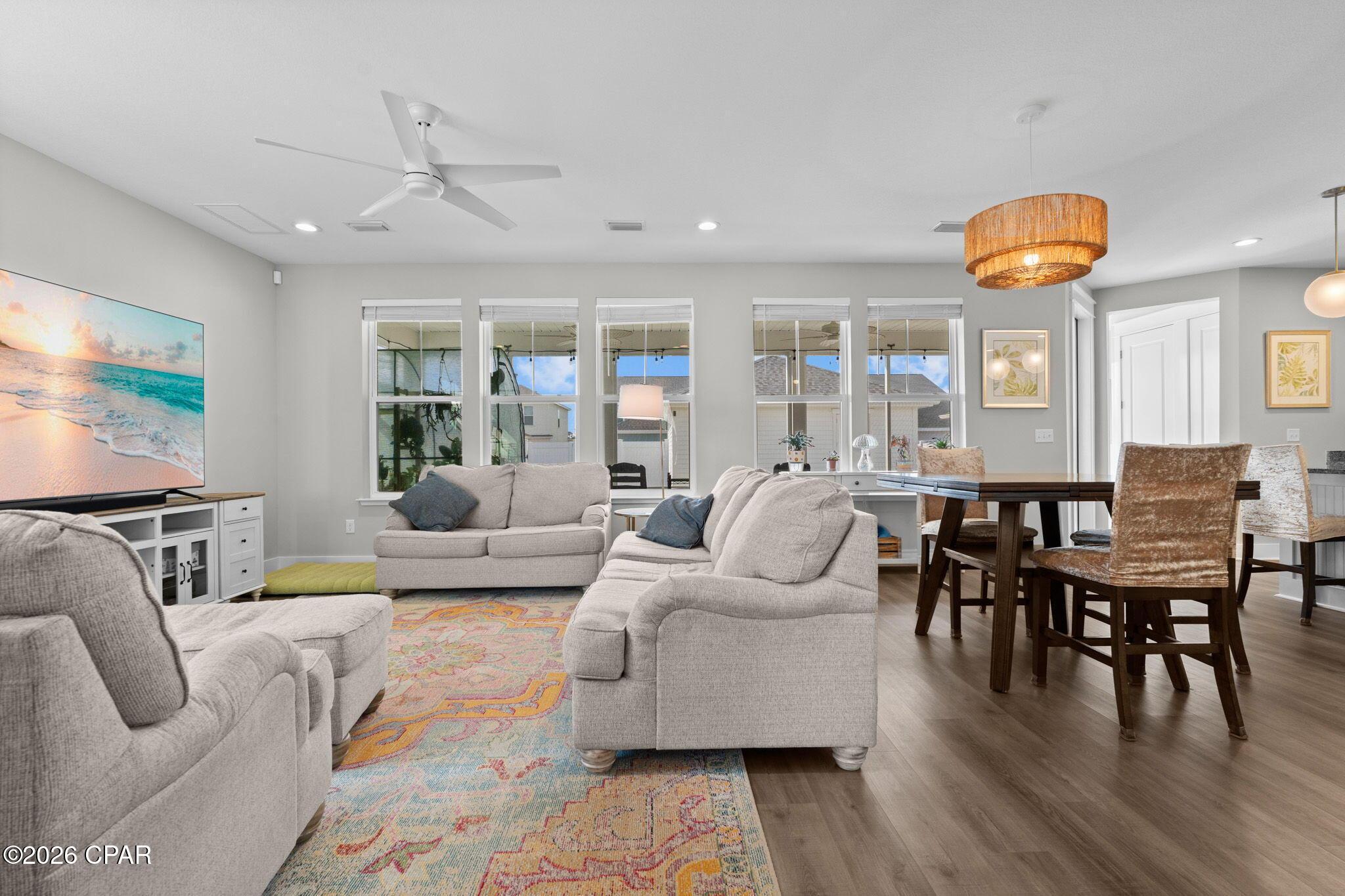 Image 4: Living Room