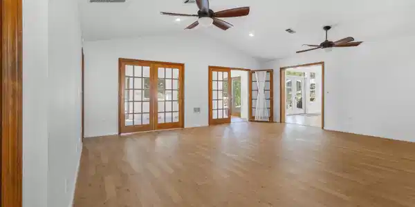Image 3: Living room