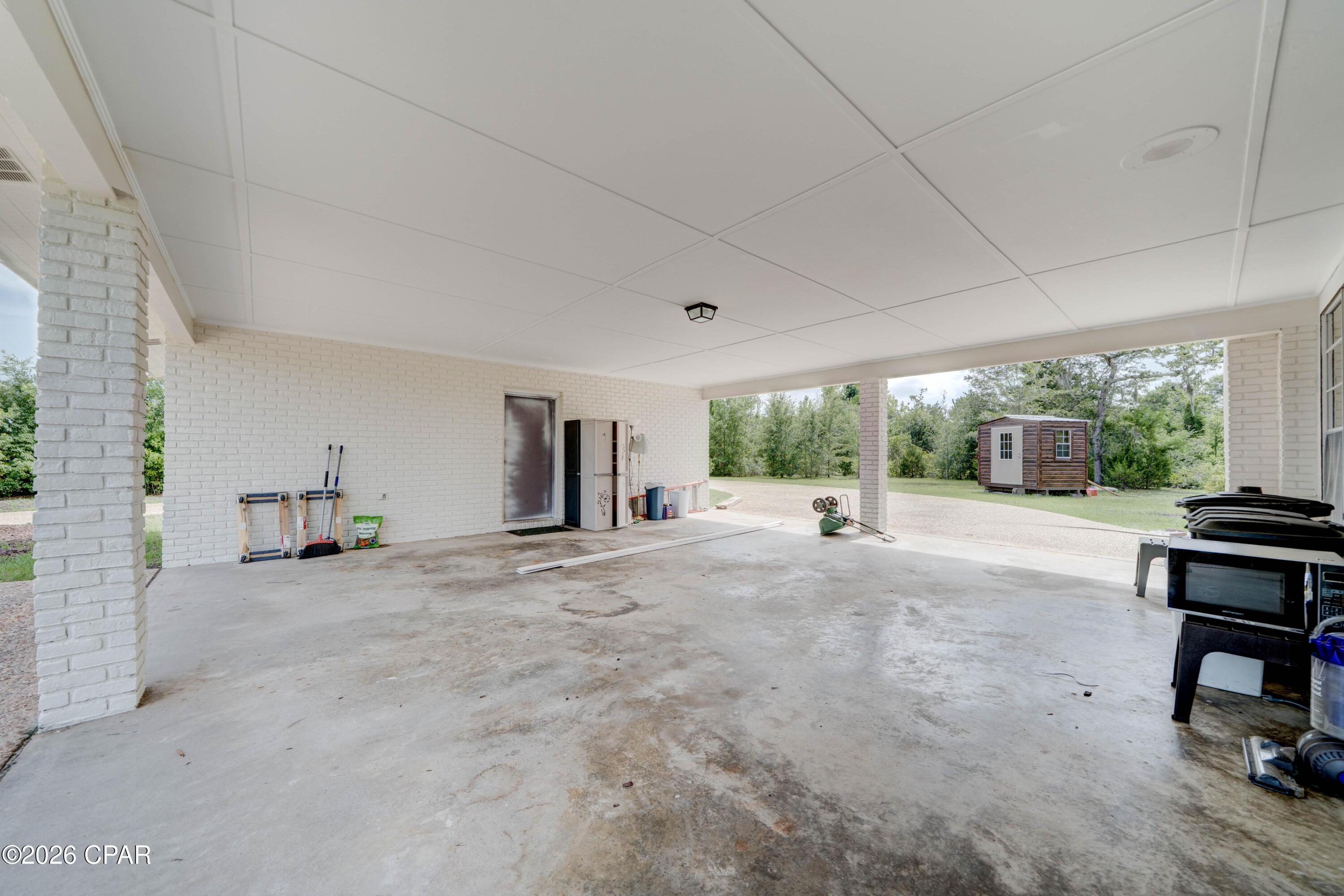Image 4: Carport