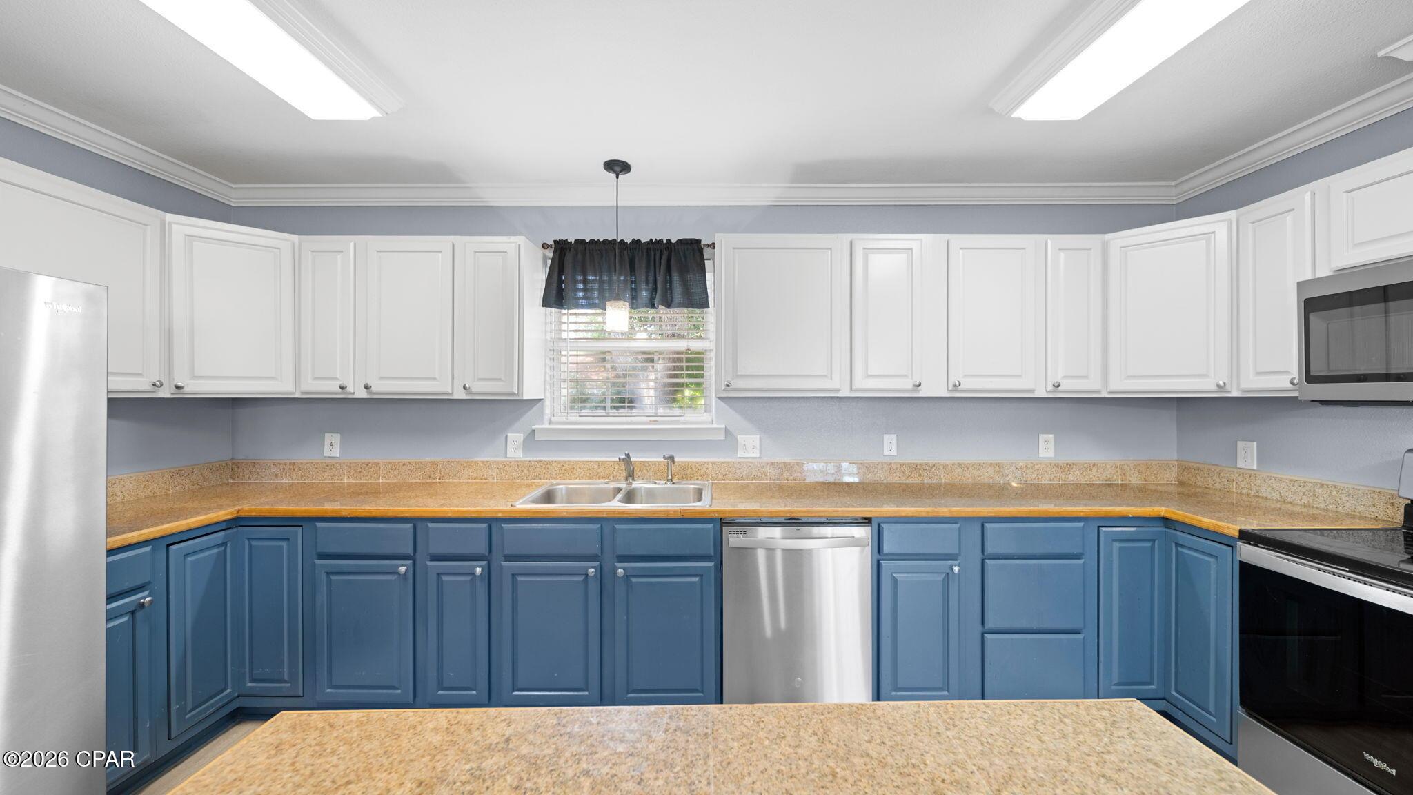 Image 3: Huge Kitchen