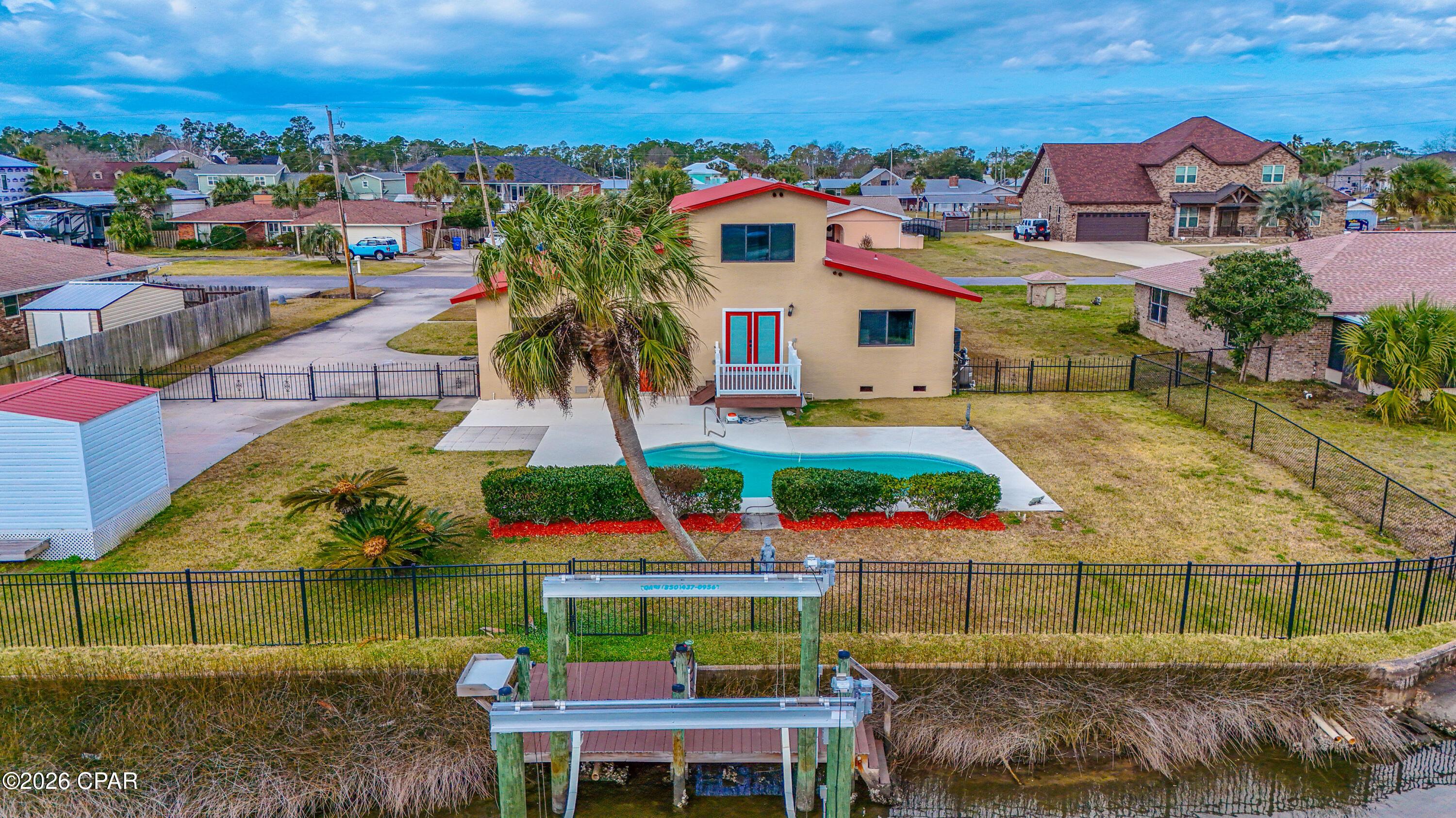 Image 2: Pool & Canal Home
