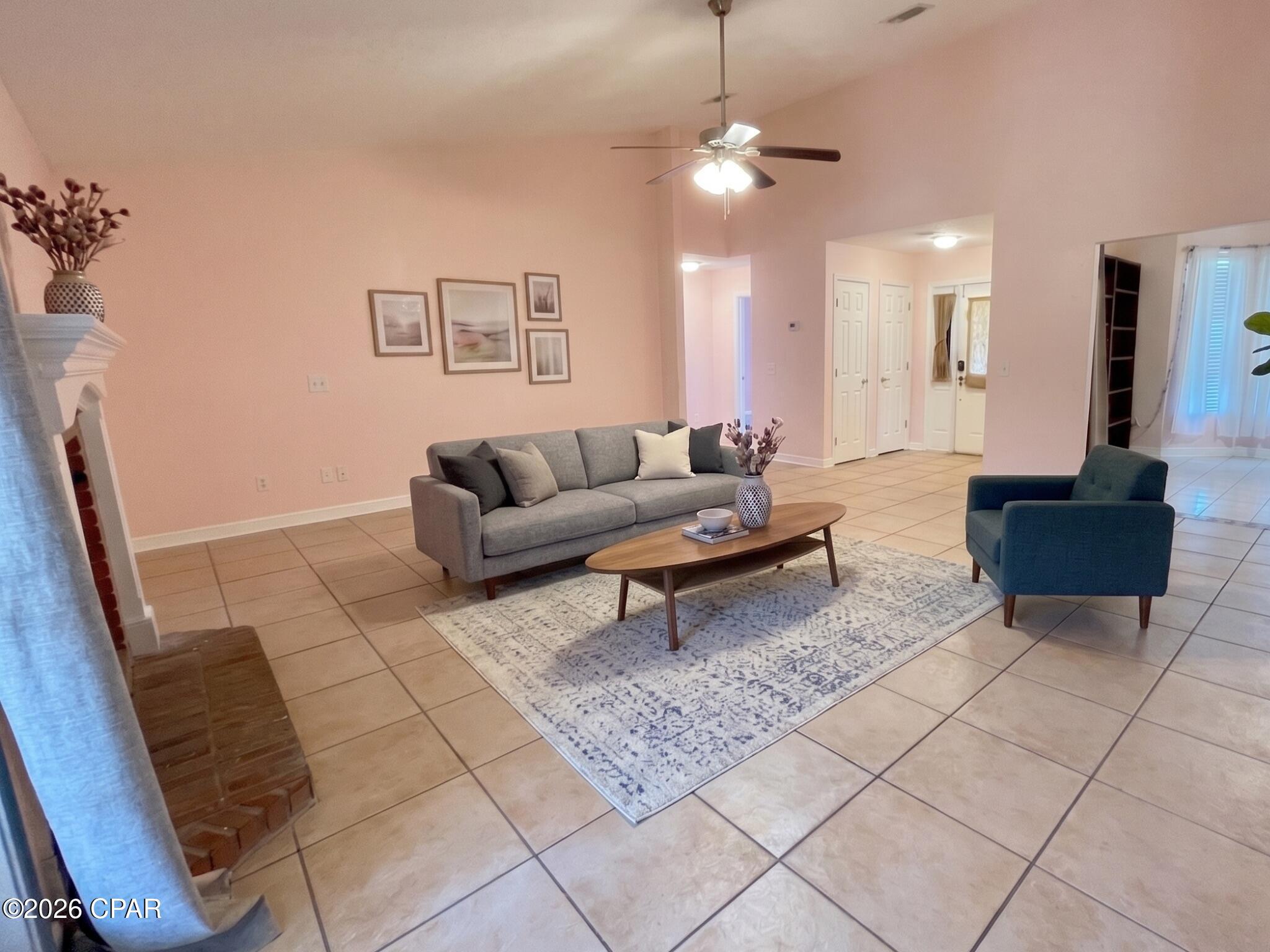 Image 3: 2-03_living_room_00