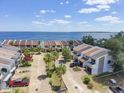 6447 Oakshore Drive