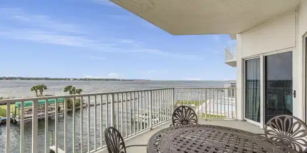 Image 4: Huge Covered Balcony