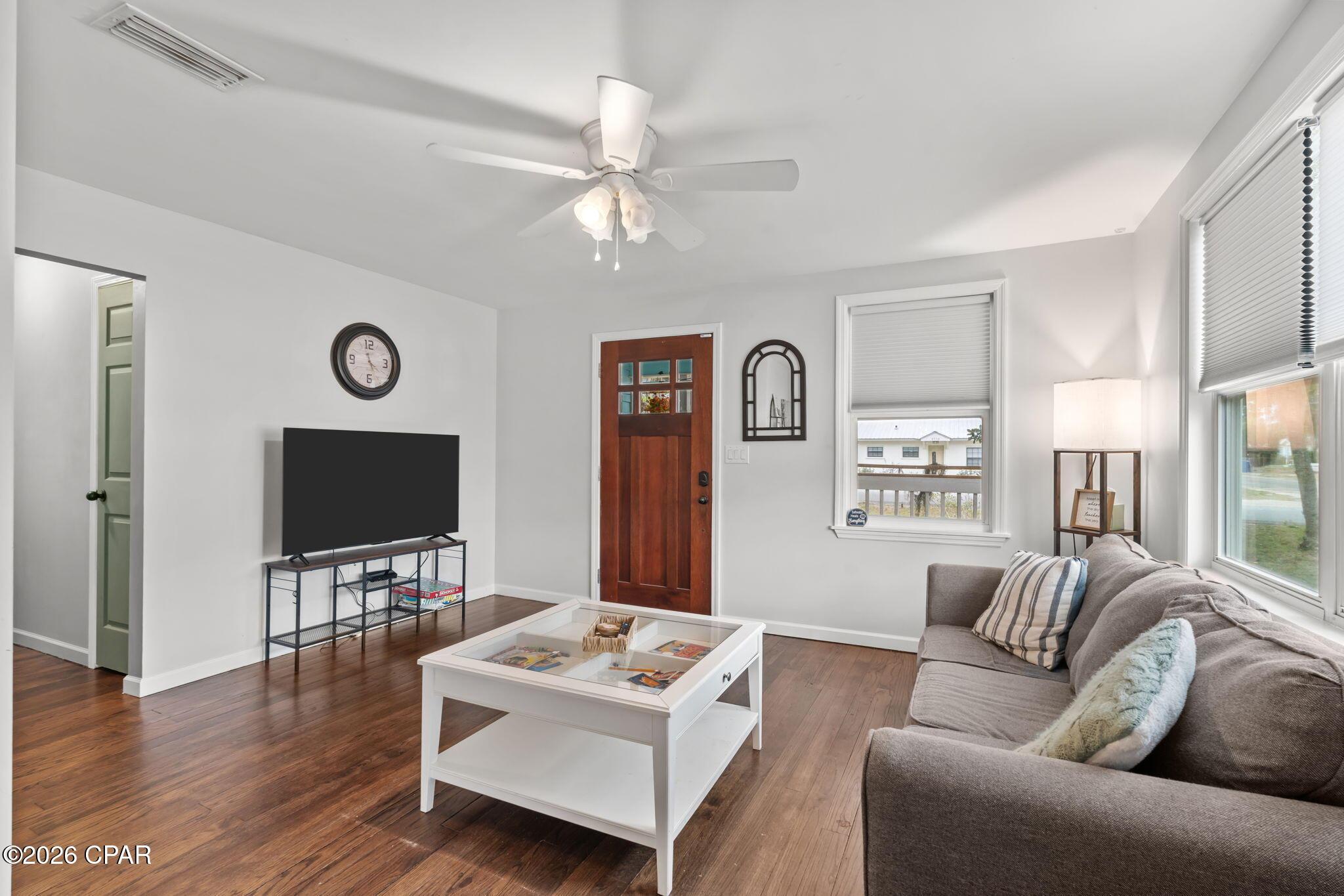 Image 4: 4-web-or-mls-Danielle-33