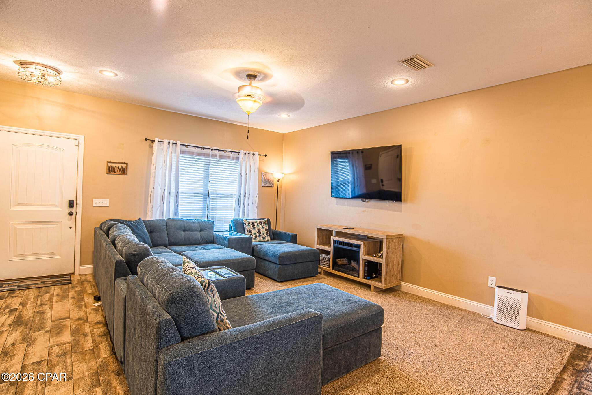 Image 4: Living Area