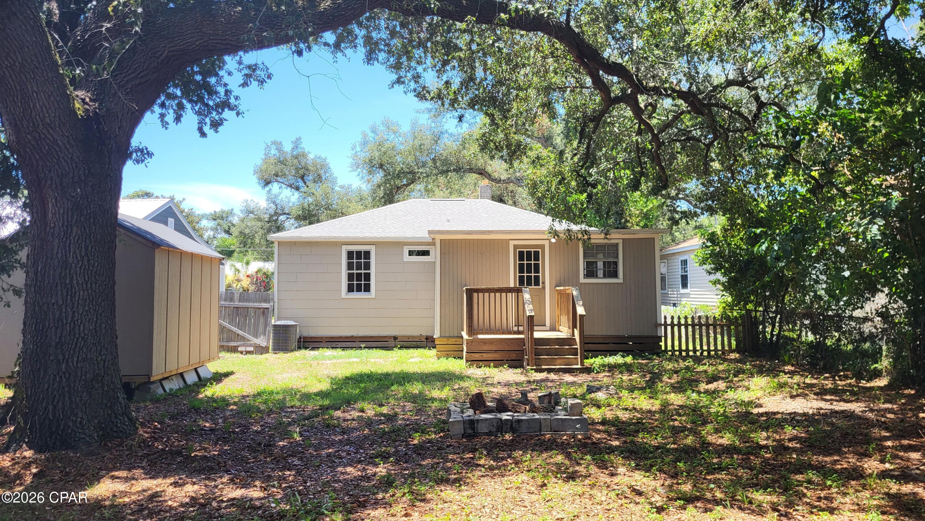 Image 3: Large Backyard