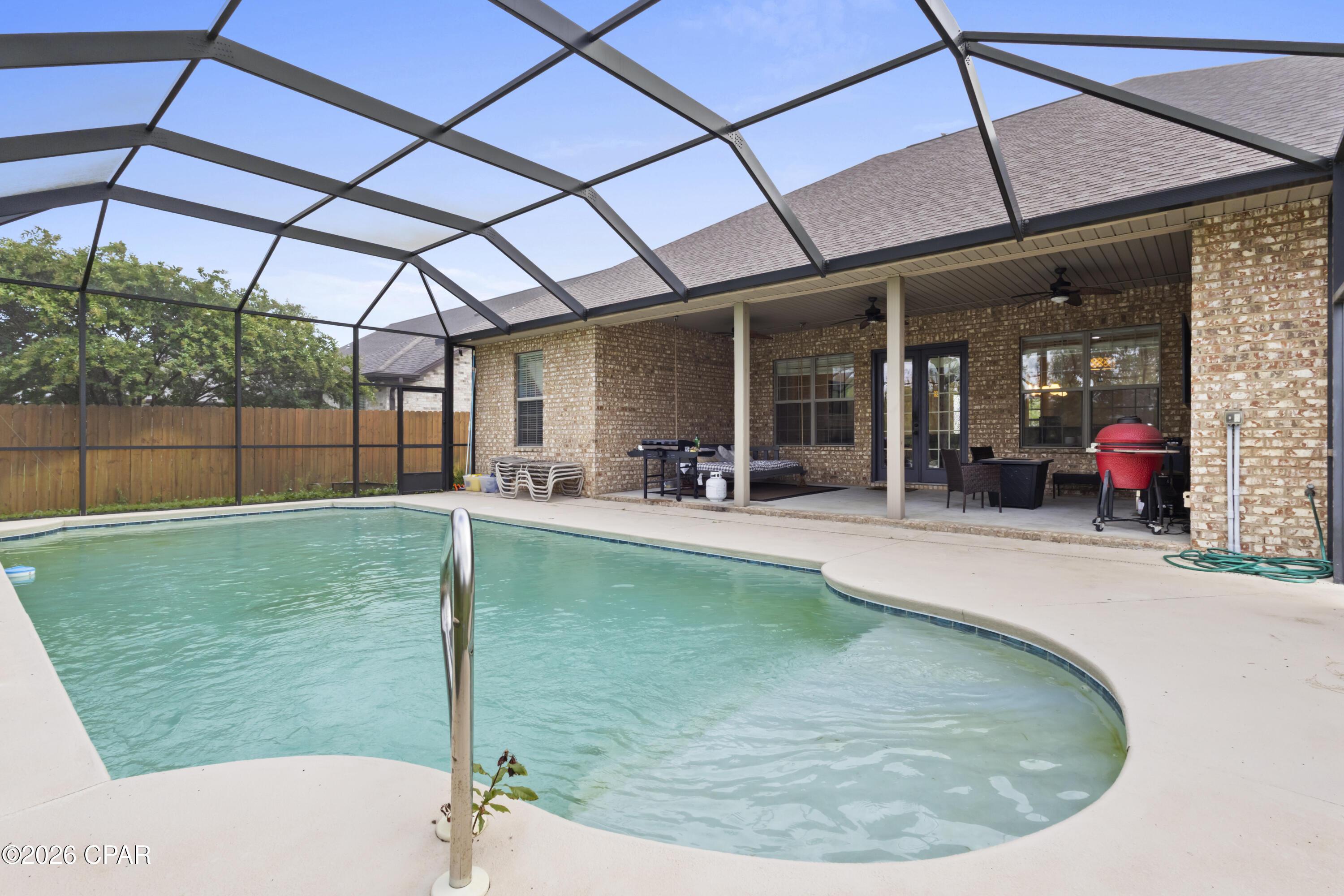 Image 2: Pool