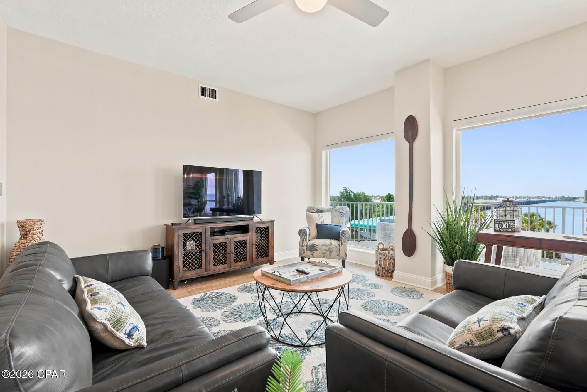 Image 4: Living Room