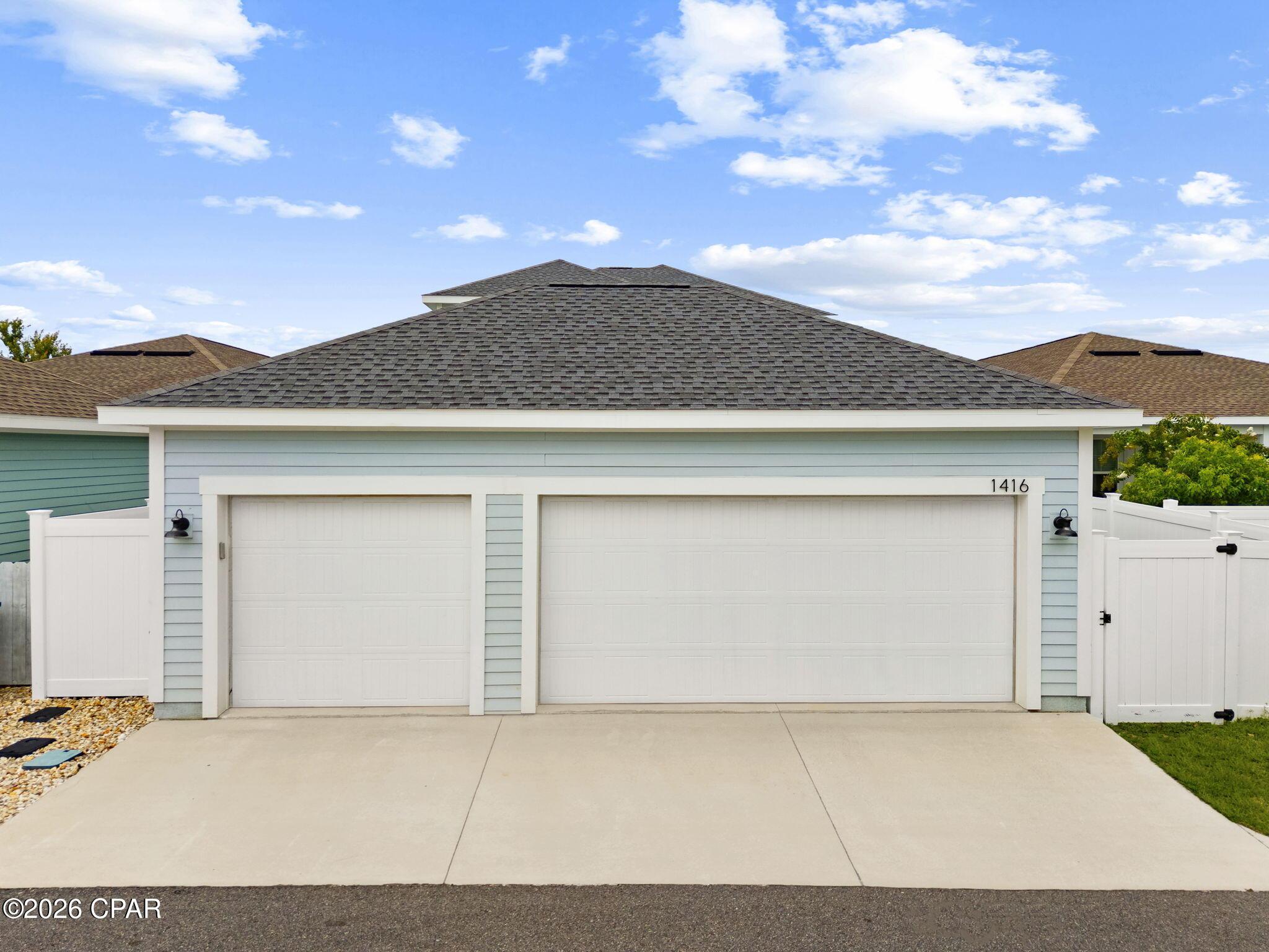 Image 3: Garage