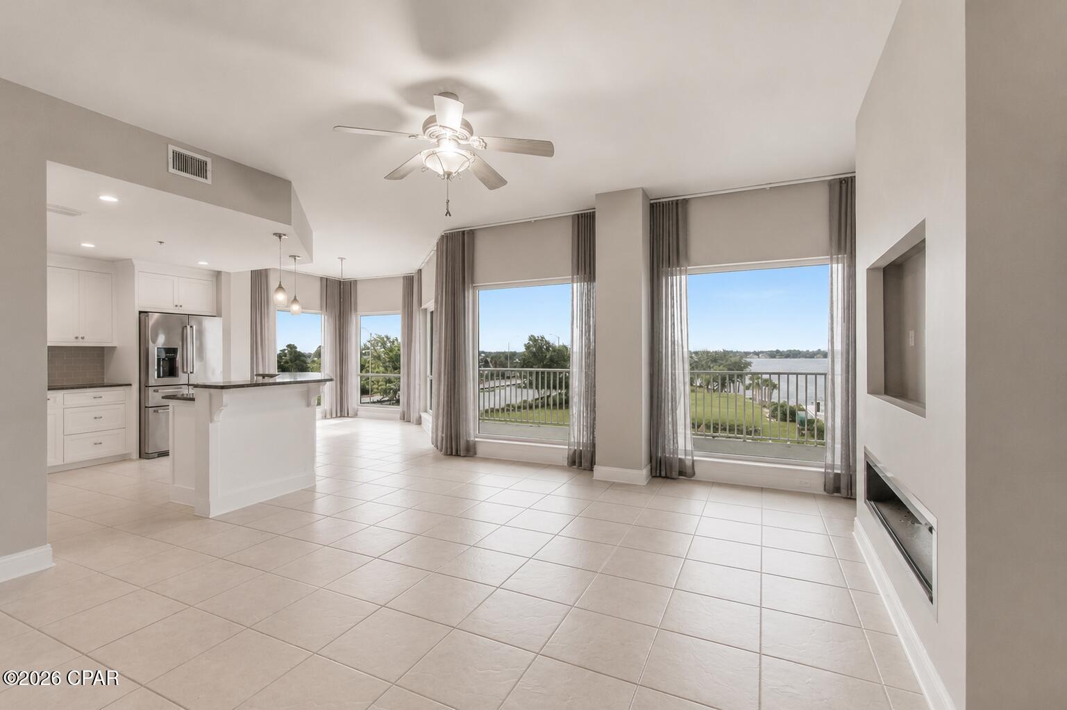 Image 4: Living Room
