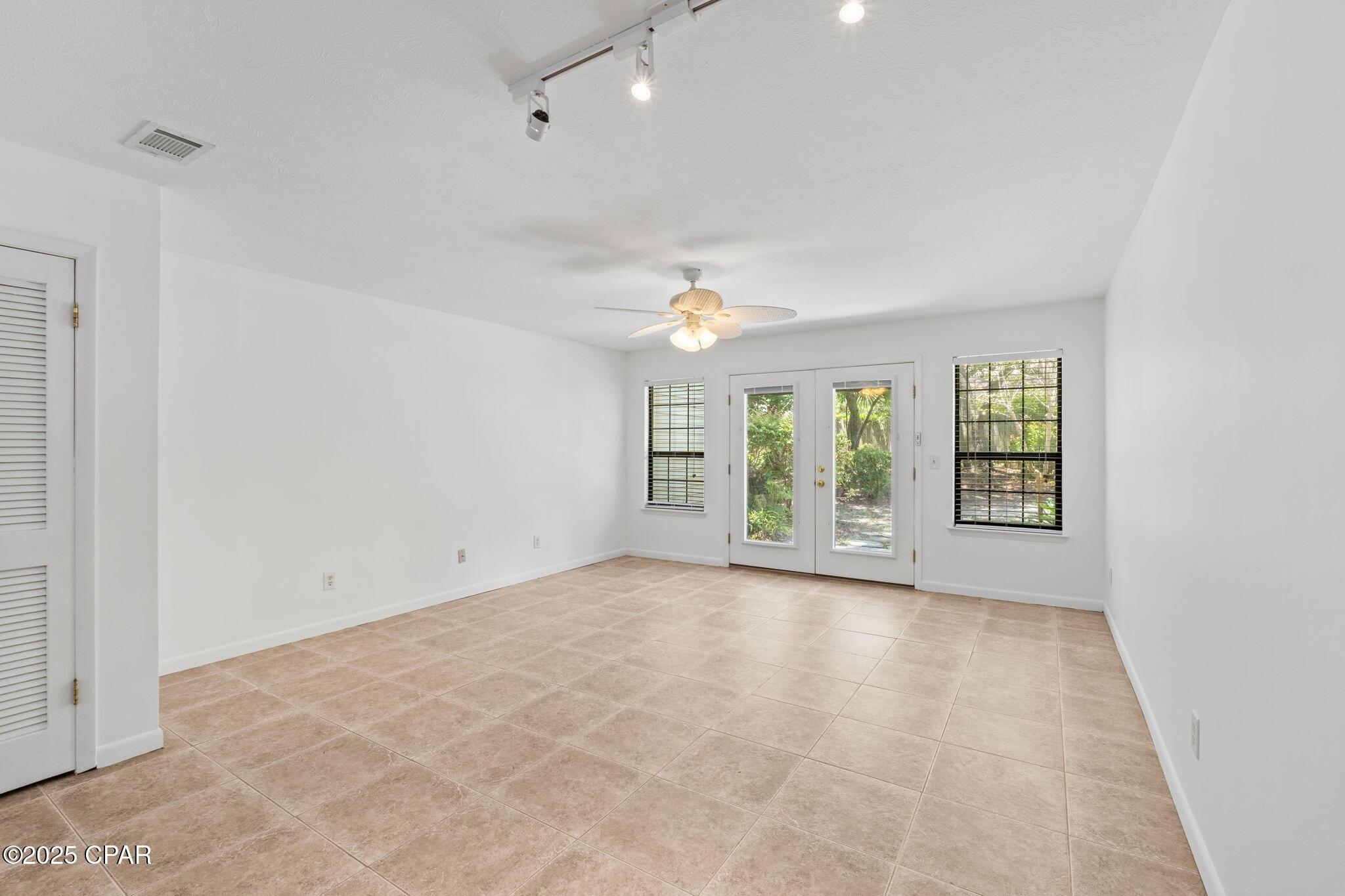 Image 3: Living area