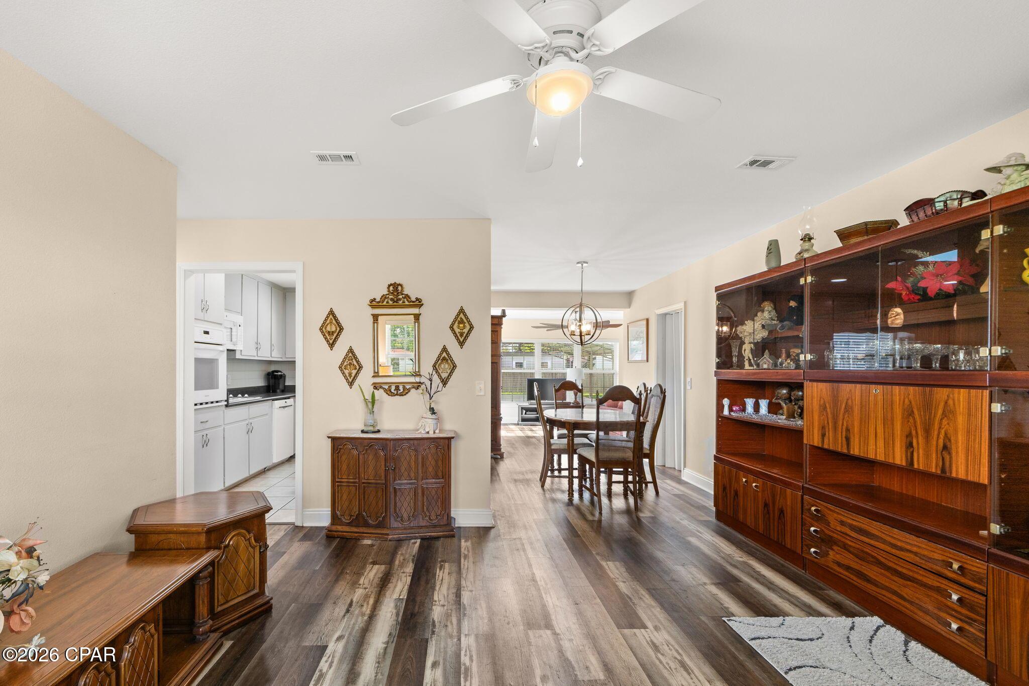 Image 4: Main living/entry