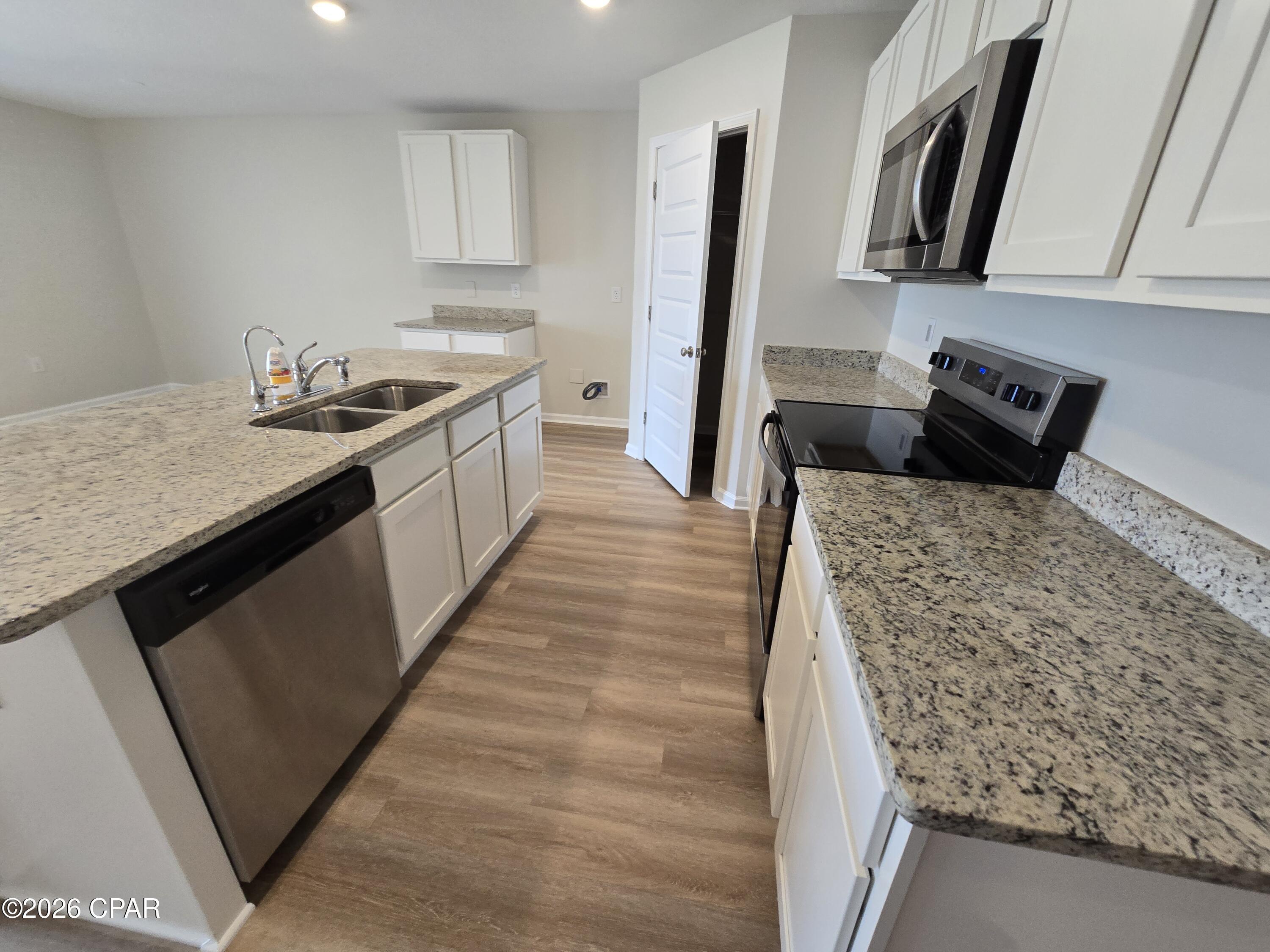 Image 4: kitchen