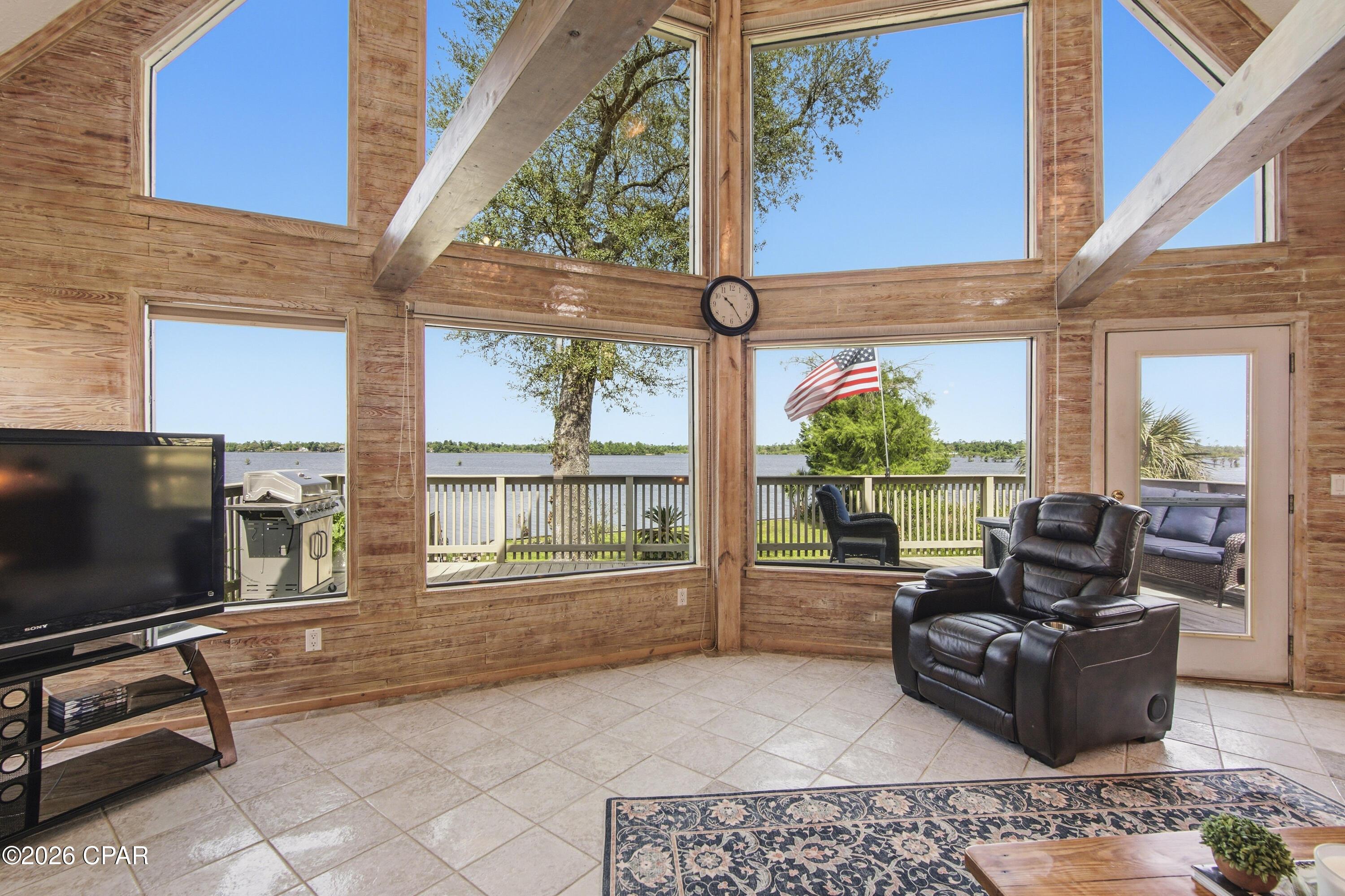 Image 4: Living Room
