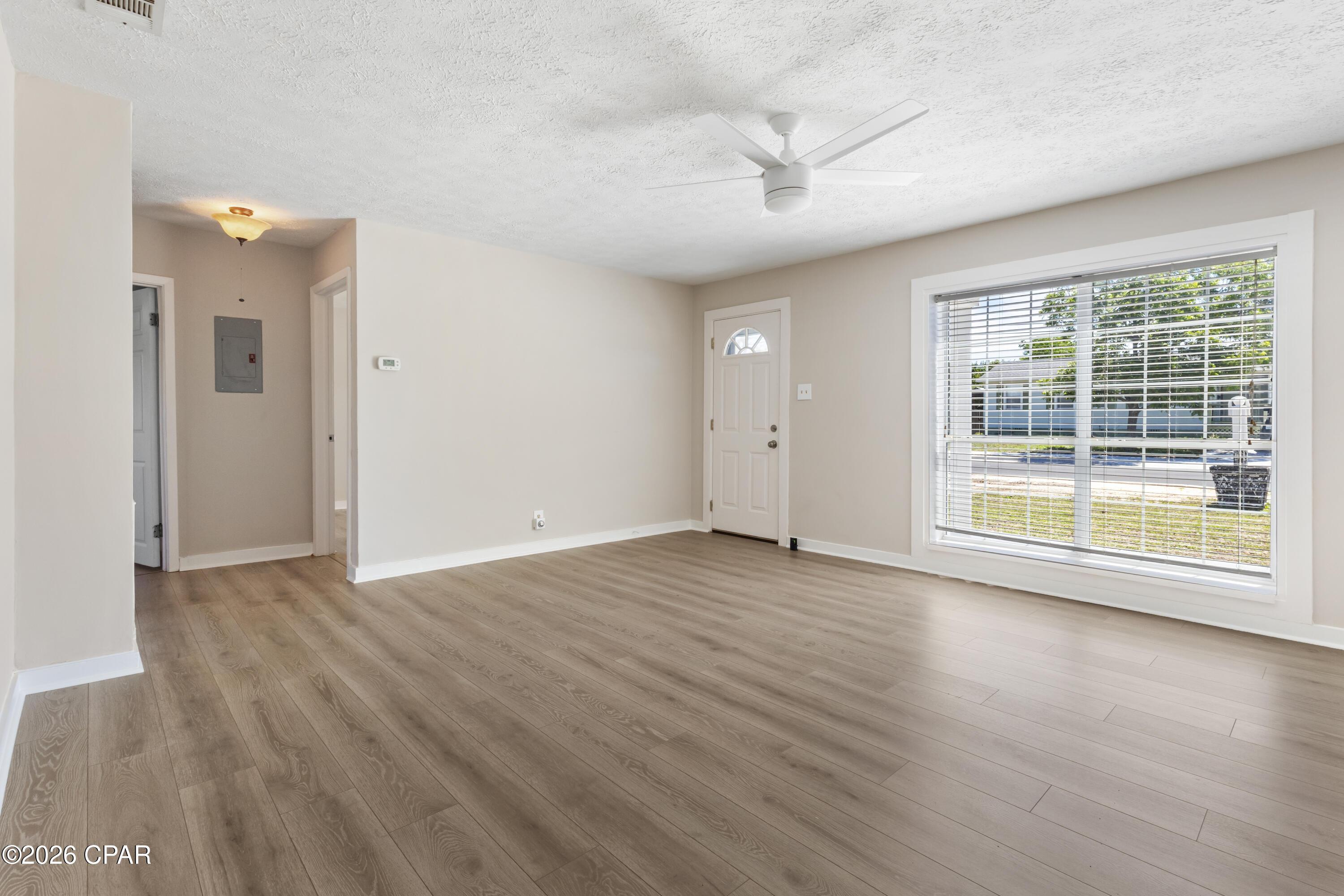 Image 3: Living Room