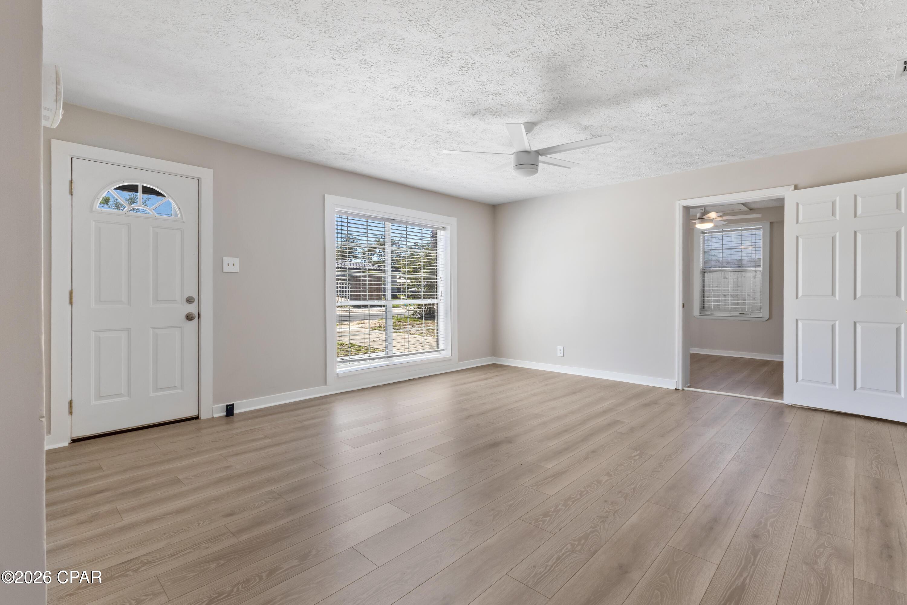 Image 4: Living Room