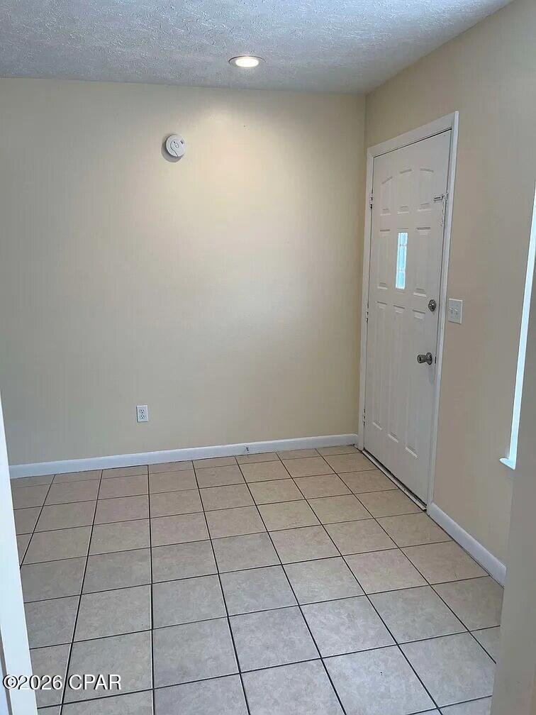 Image 3: 03_entry_foyer